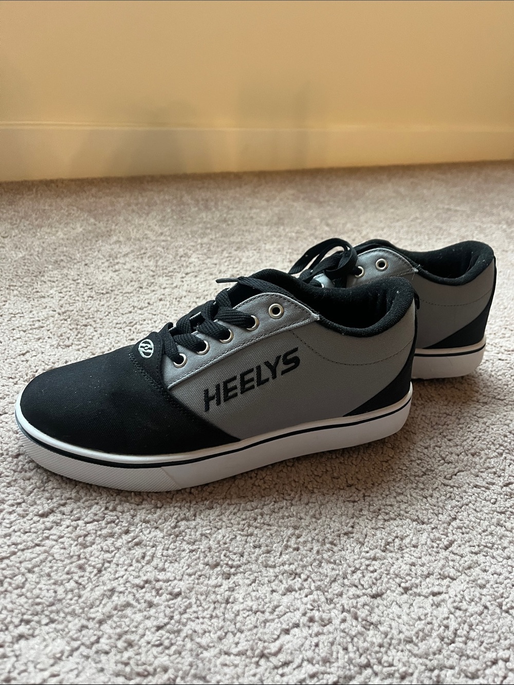 Heelys Men's Black and Gray Low-Top Skate Shoes
